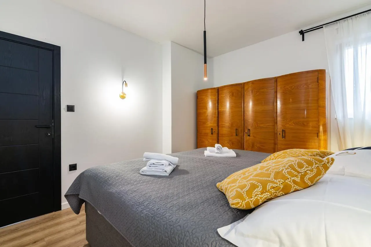Apartman Laura Fiume 0*,